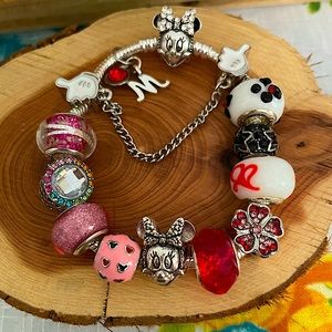 Minnie Charms on Minnie Closure Bangle Bracelet